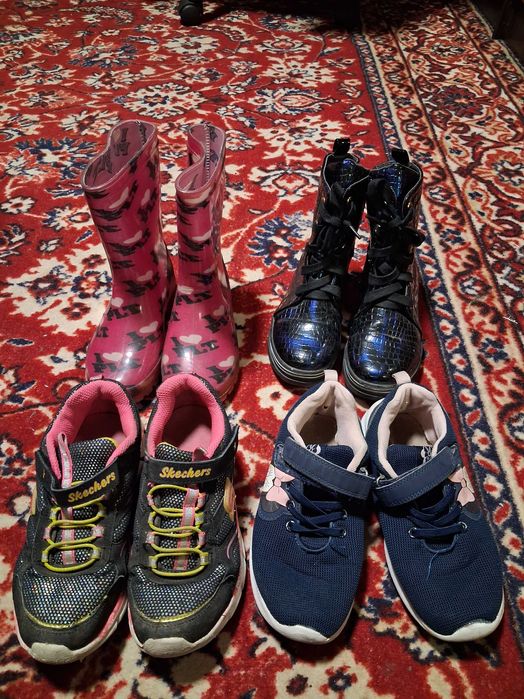 Віддам взуття для дівчинки розмір 33-34