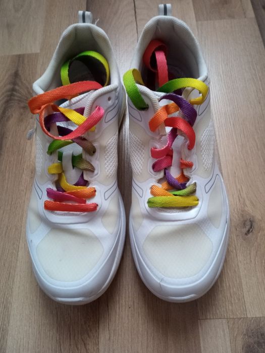 Białe damskie adidasy