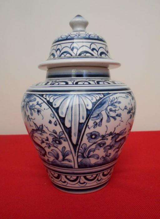 Pote da Real Cerâmica, Coimbra, PINTADO À MÃO e assinado pelo artesão.