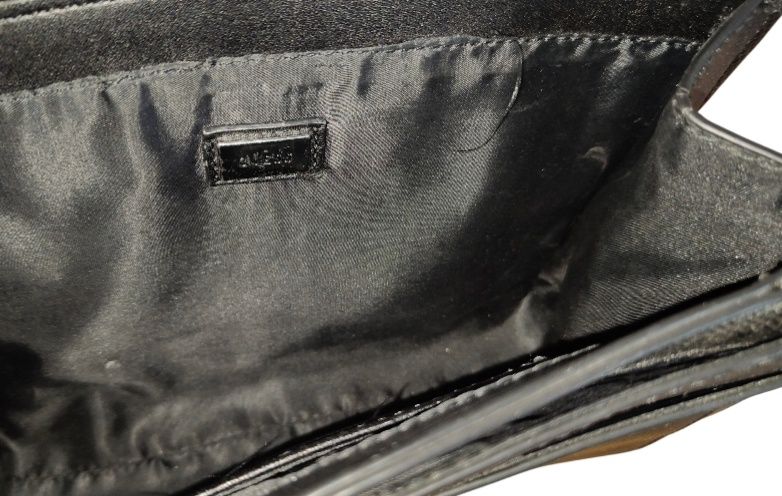 Markowa skórzana czarna torebka Guess na ramię kuferek