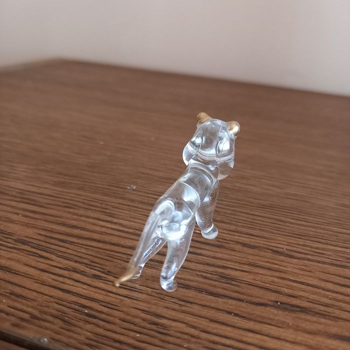 Szklana mini figurka LEW, praca ręczna.
