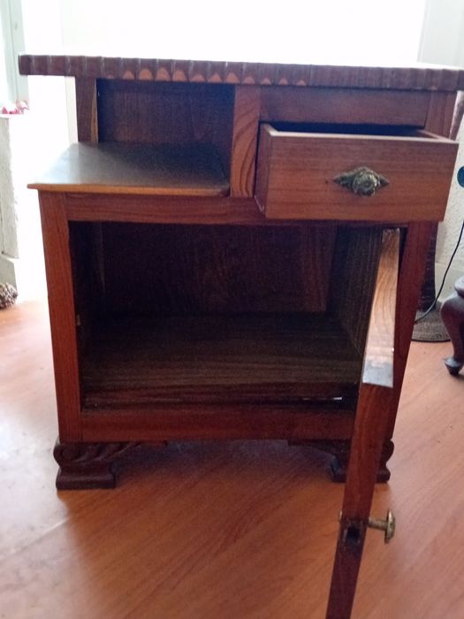 Mesa de cabeceira.