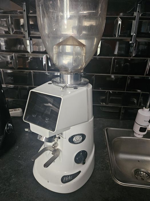 Продажа под кофейню оборудование мебель кофемашина бизнес