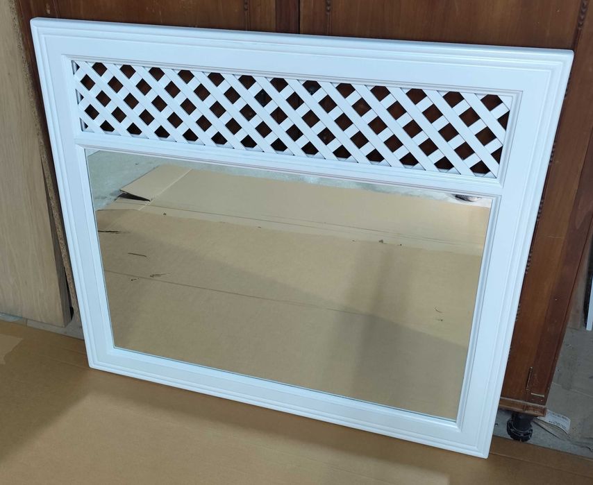 Cama em madeira maciça com espelho