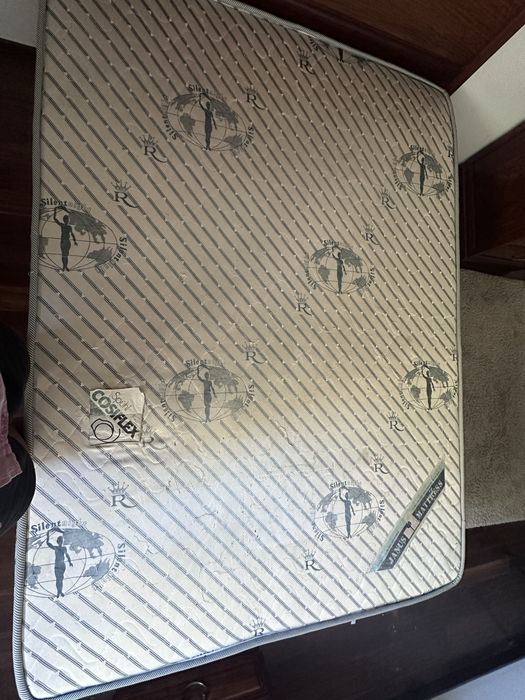 Vende-se 2 camas c/ colchao