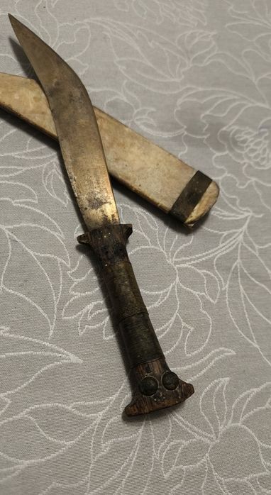 Daga artesanal com bainha de pele cosida á mão