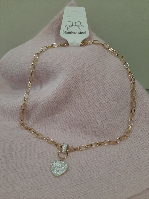 Colar / Fio dourado com brilhantes em Aço novo