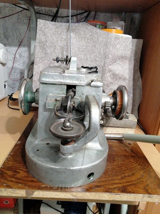 Продаю побутову швейну машинку, оверлок, скорняжку.