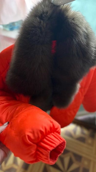 Продам зимову куртку з коміром натурального пісця