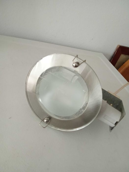 Aplique de embutir com 10 cm e lâmpada economizadora