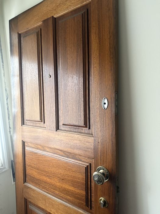 porta de entrada em madeira