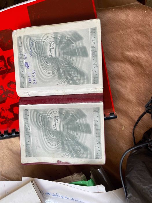 livro com cânticos de igreja