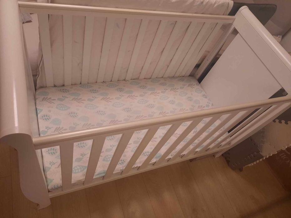 Białe łóżeczko niemowlęce + materac