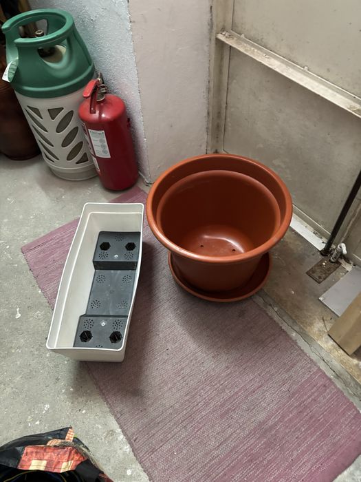 Vasos de plastico e floreiras e pratos e vasos de loica