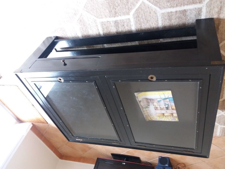 Vendo mesa oriental em muito bom estado ,robusta em madeira maciça