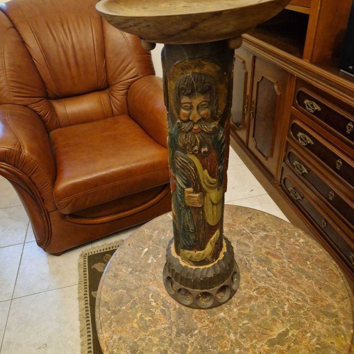 Coluna decorativa entalhada em madeira com figuras esculpidas