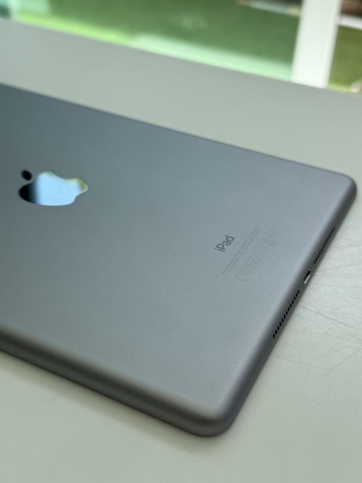 Apple iPad 5.ª Geração 32GB Wi-Fi Space Gray + Capa