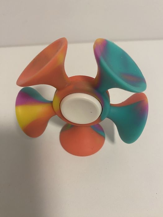 Kolorowy spinner z przyssawkami ze smyka, nowy!