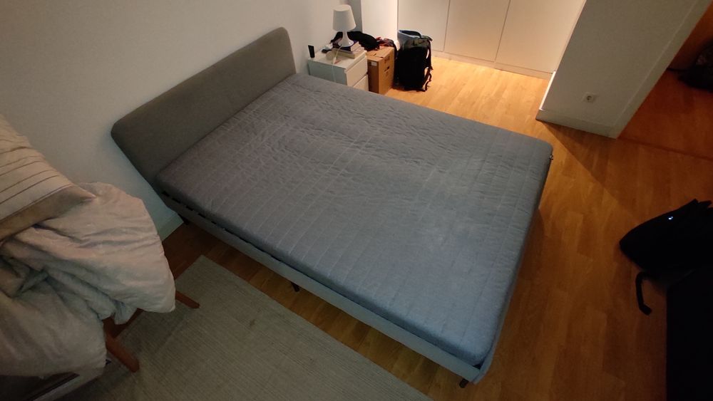 Estrutura de cama IKEA Slattum + colchão Vadsö