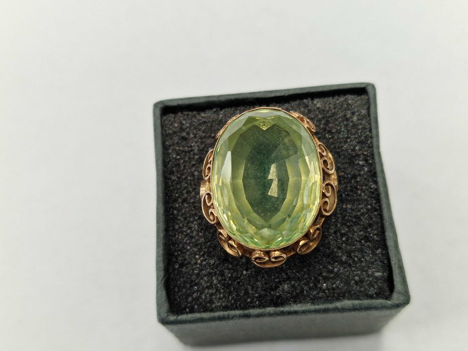 Złoty pierścionek/ 585/ 9.46 gram/ R19/ Chryzolit/ Polska 1963-86