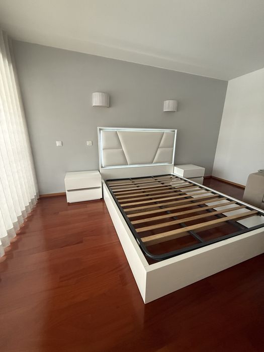 Cama com estrado e mesinhas de cabeceira