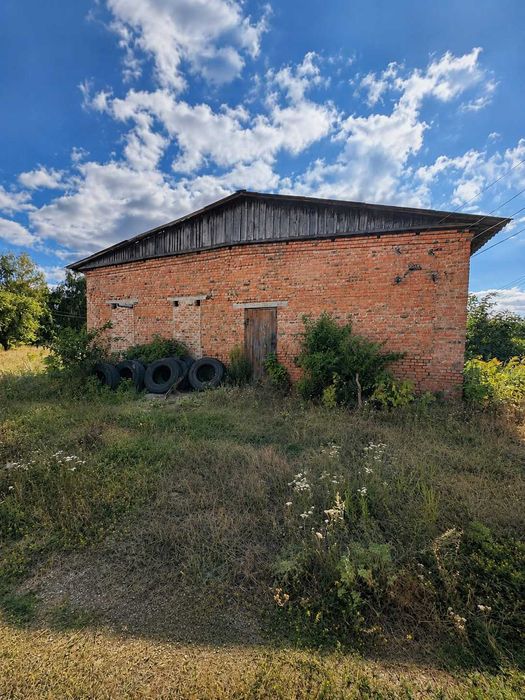 Продається виробничий комплекс 829 м² із ділянкою 2 га в Ромнах