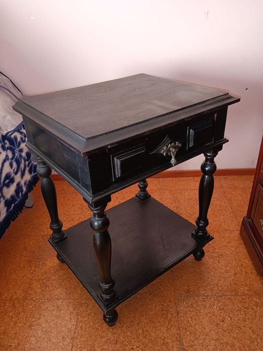 Par de mesinhas de cabeceira vintage em madeira maciça