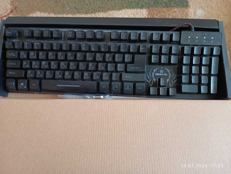 Монітор, клавіатура, навушники.