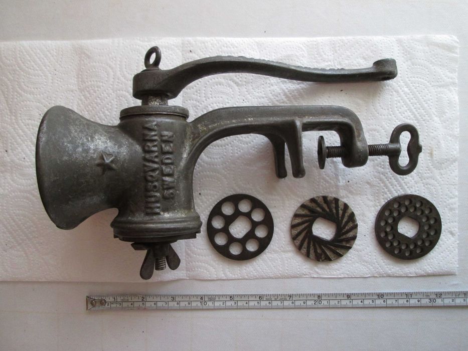 Velharias - Máquina de Moer Carne Antiga para Decoração - Husqvarna