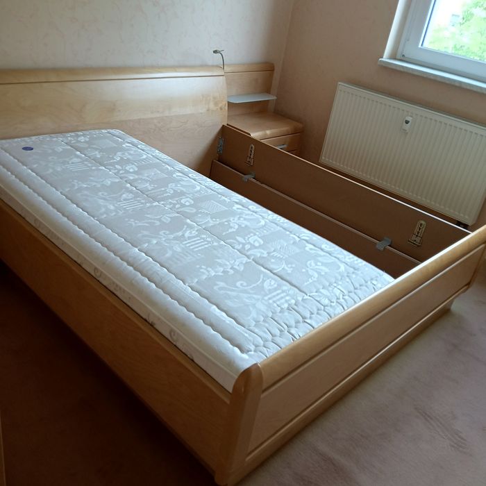 Łóżko + dwa materace ,dwie szafki nocne,komoda