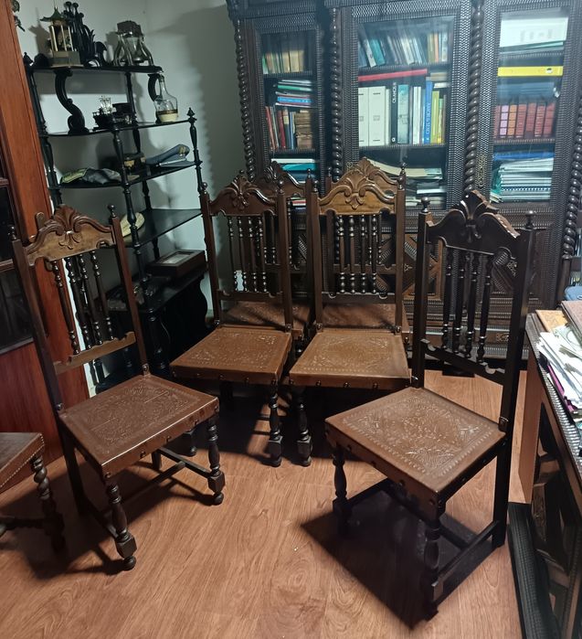 Cadeiras em madeira e couro