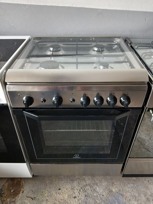 Vendo fogão Indesit, com 4 bocas a gás,  forno a gás com grill elétrico.  Como novo.