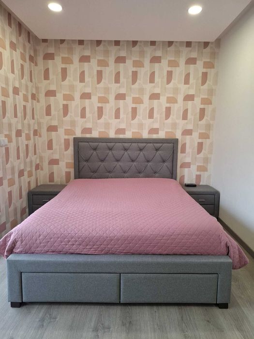cama de casal c/ estrado e colchão + 2 mesas de cabeceira
