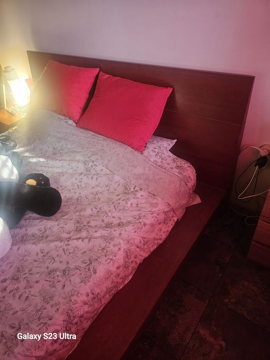 Cama e comoda com espelho