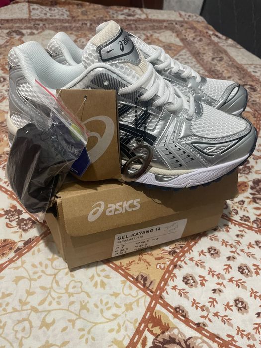 ASICS Gel-Kayano 14 com fatura