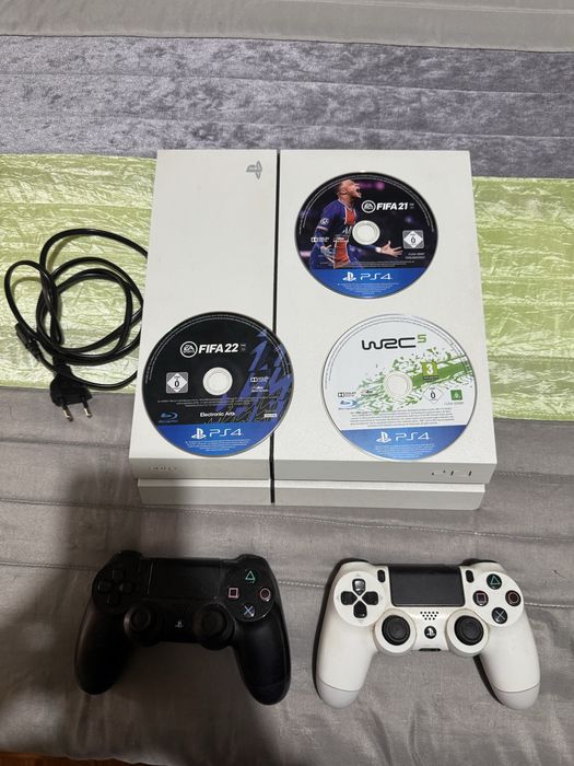 PS4 com 2 comandos e 3 jogos