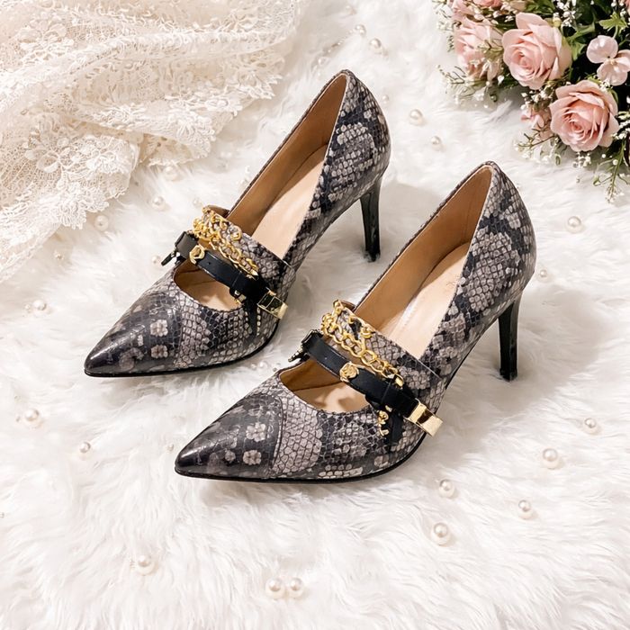Sapatos de salto médio fino
