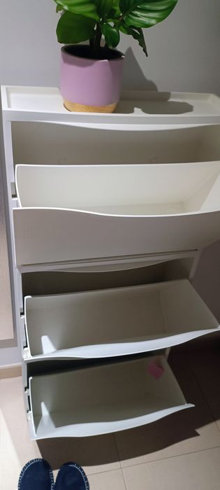 Sapateira ikea em bom estado.