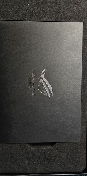 Коробка від відеокарти rtx 5090 Asus Rog Astral