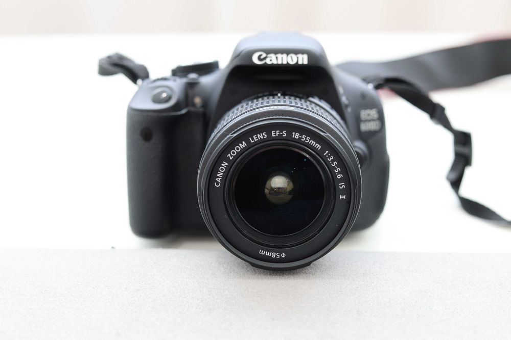 Canon EOS 600D com lente EF-S 18-55mm