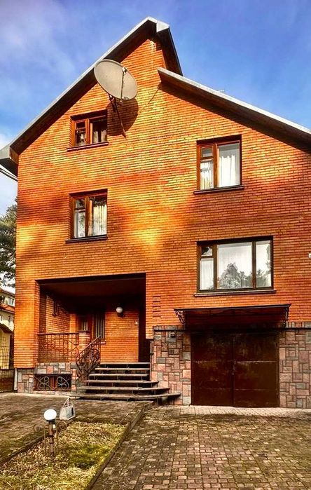Продаж будинку з великою земельною ділянкою в Брюховичах,