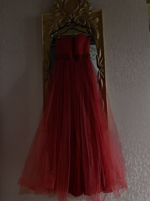 Червона сукня. На випускний. Або важливу подію.