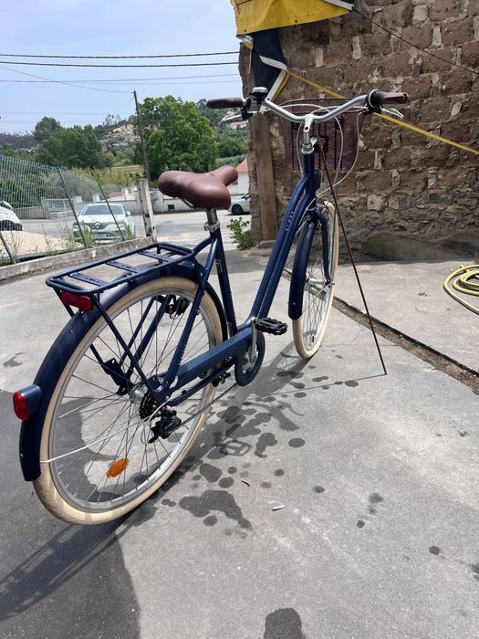 Bicicleta Decathlon Elops 120 com cesto e porta-bagagens