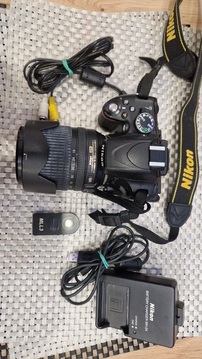 Aparat lustrzanka Nikon d5100 z obiektywem Nikkor 18-105mm.