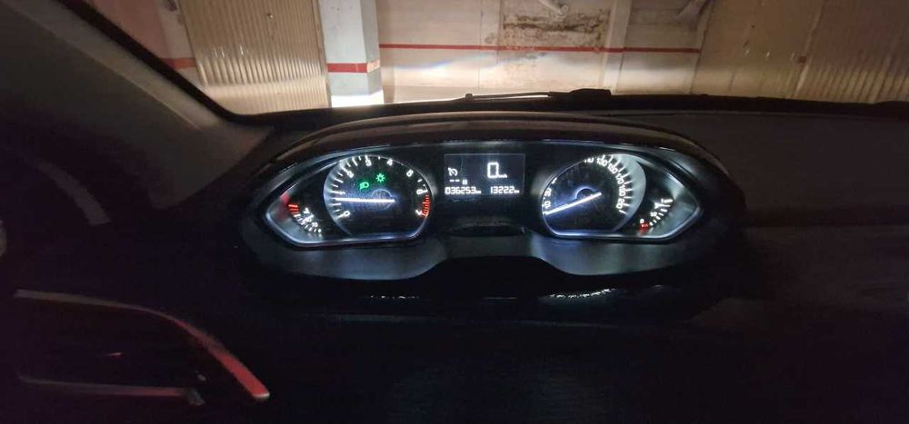Peugeot 2008 1.2 PureTech Style • 2018 • Apenas 36.300 km • Impecável