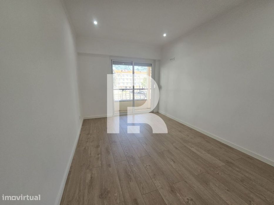 Apartamento T2 com varanda totalmente remodelado na Venteira