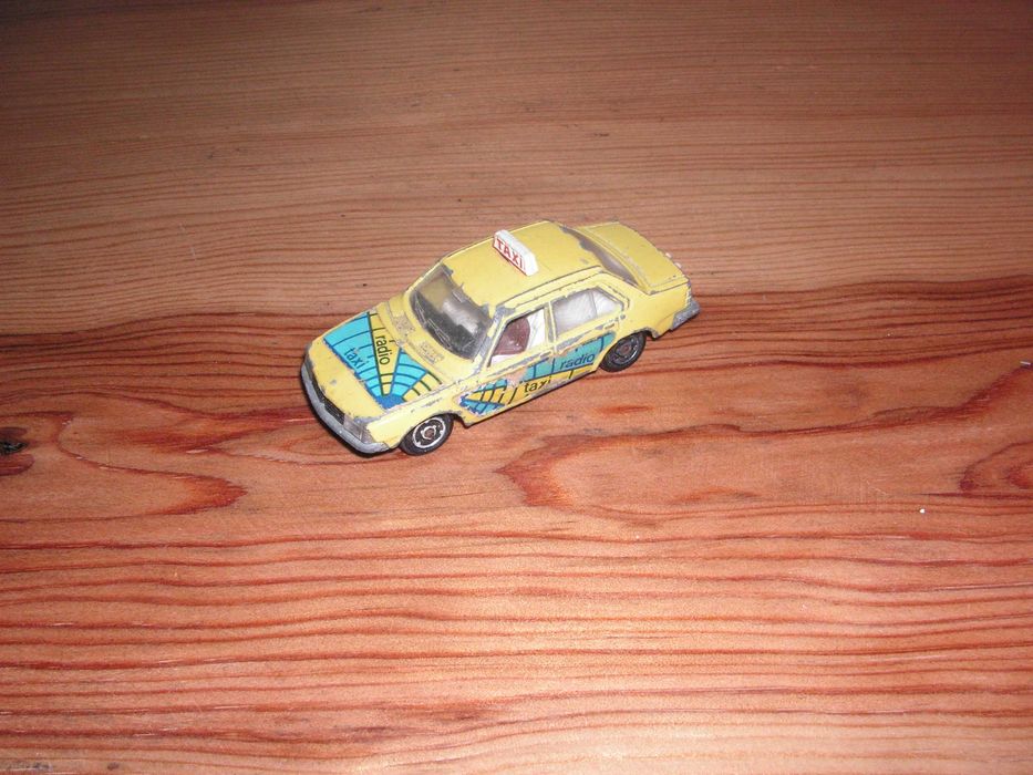 Carros Majorette Excalibur, Lamborghini e Renault 18 Taxi Amarelo