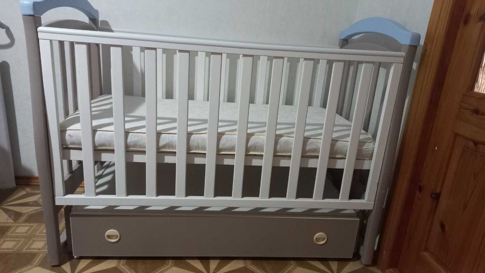 Дитяче ліжечко з маятником