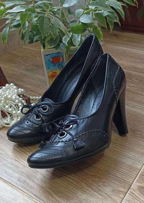 Туфлі на підборі.