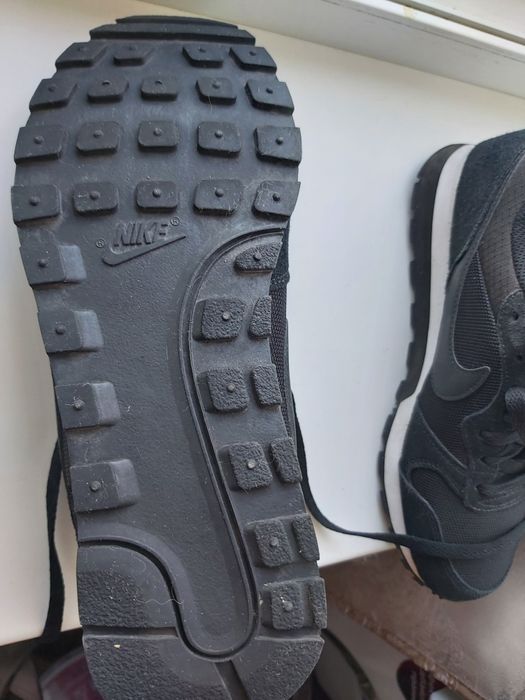 Продам фирменные кроссовки NIKE